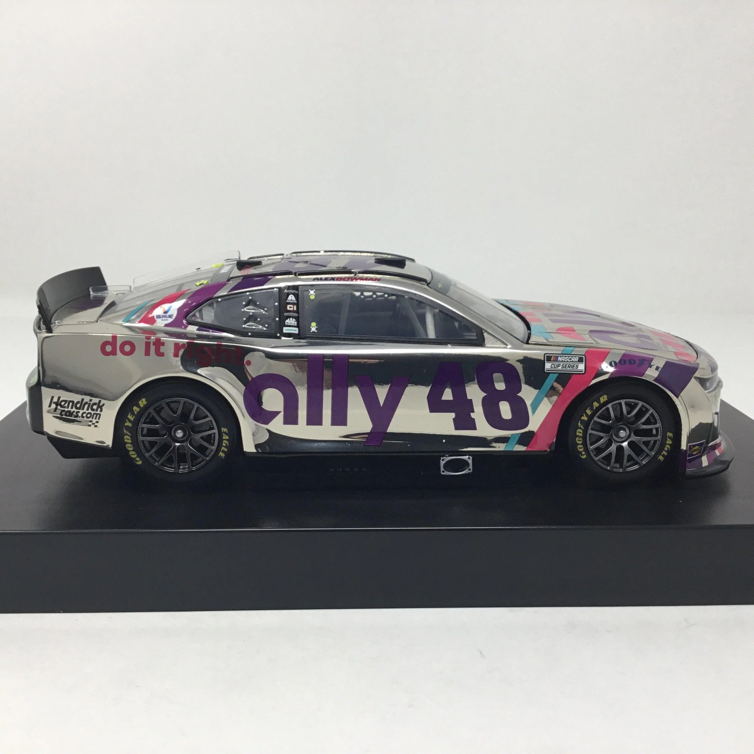 Alex Bowman 2022 Ally Color Chrome 1:24 Diecast - Image 4