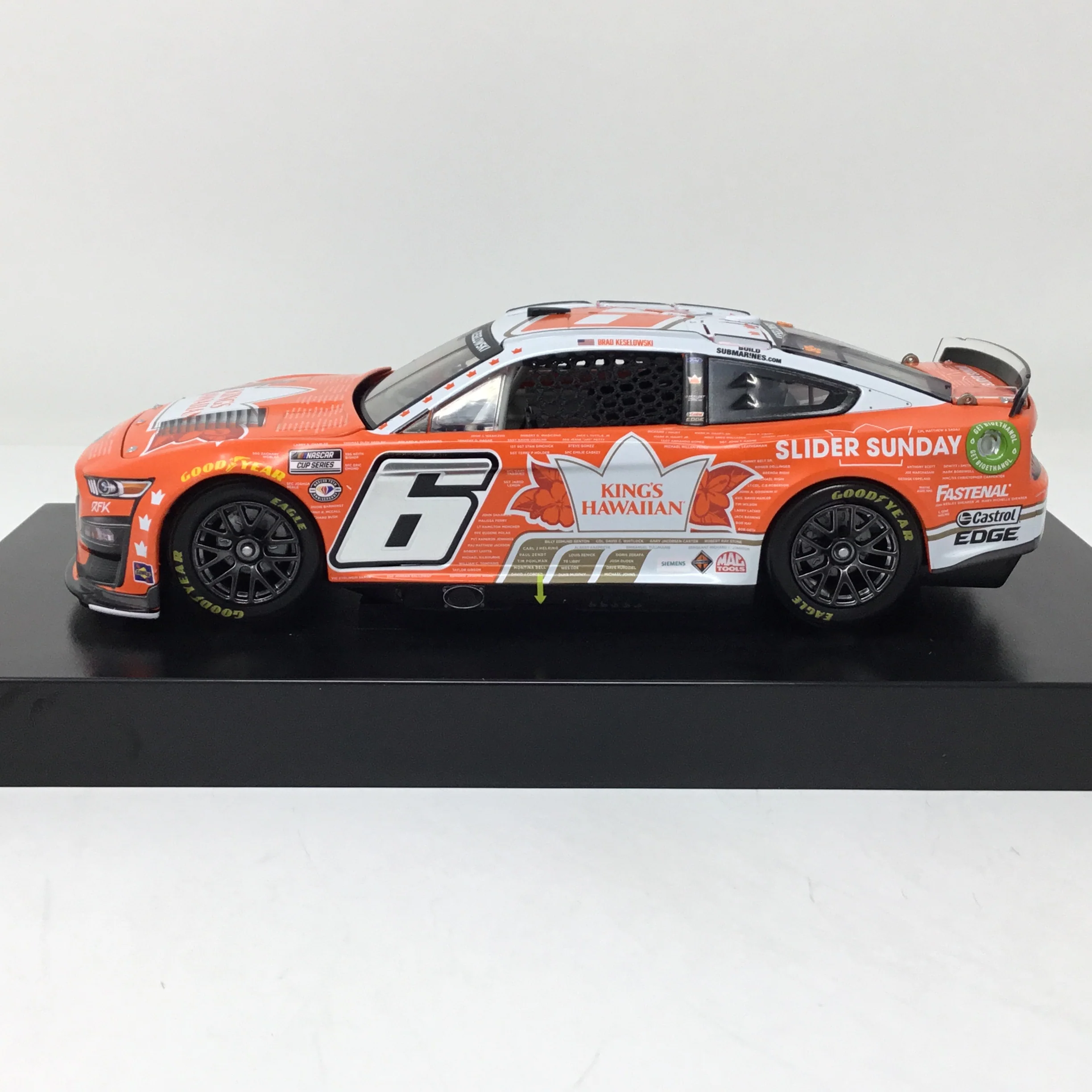 Brad Keselowski 2023 King's Hawaiian Tribute To Veterans Foil Number 1:24 Elite Diecast - Image 2