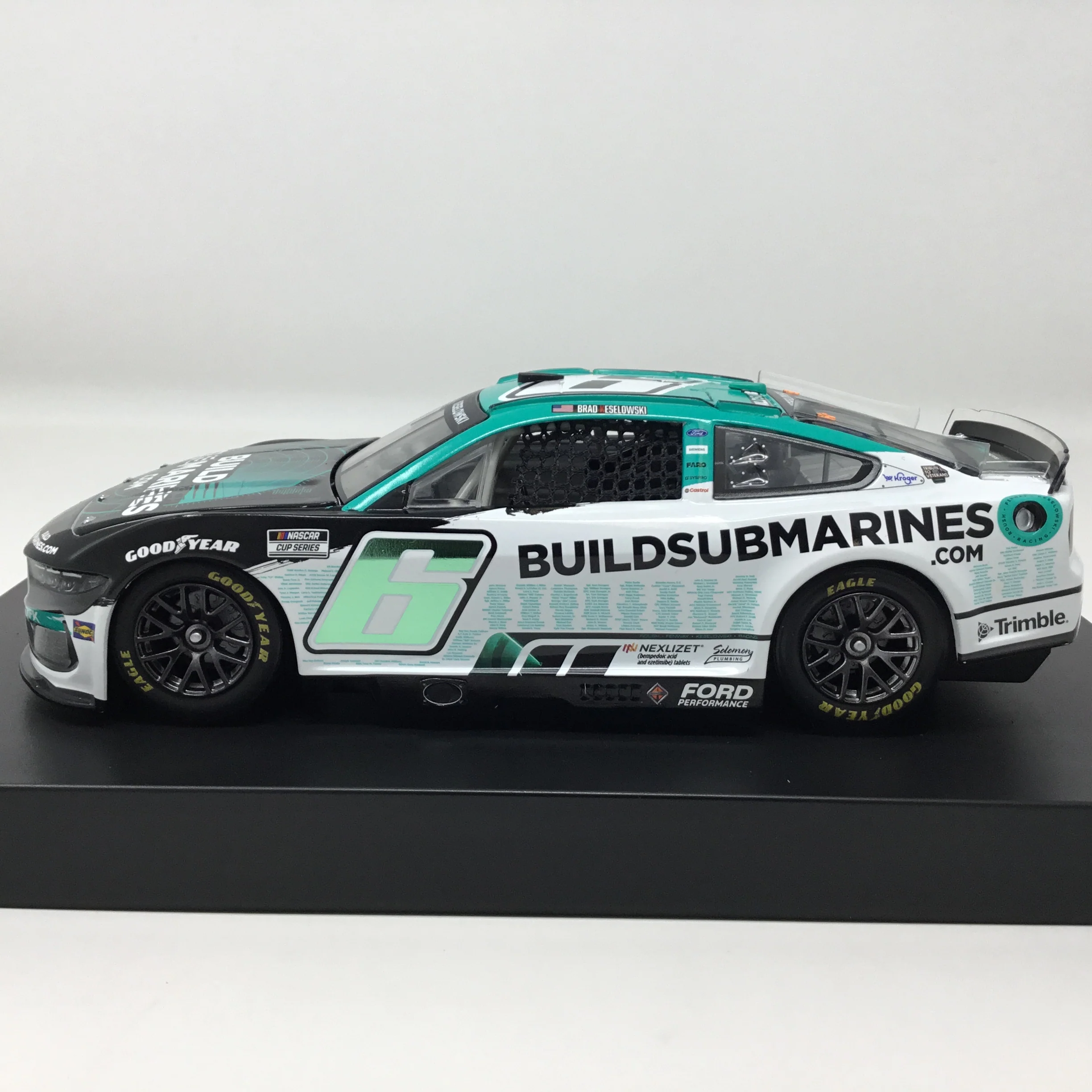 Brad Keselowski 2025 Buildsubmarines / Tribute to Veterans 1:24 Diecast - Image 2