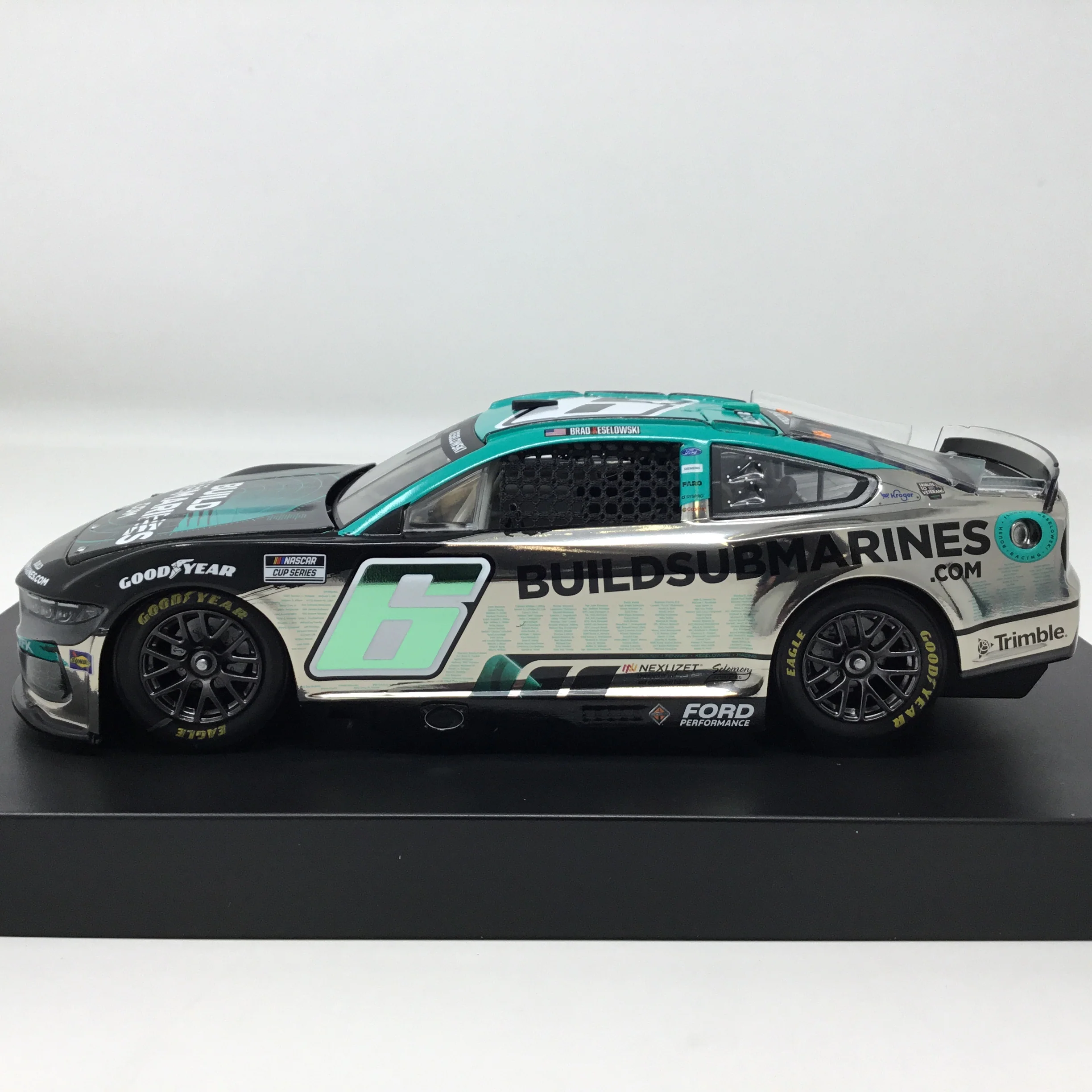 Brad Keselowski 2025 Buildsubmarines / Tribute to Veterans Color Chrome 1:24 Diecast - Image 2