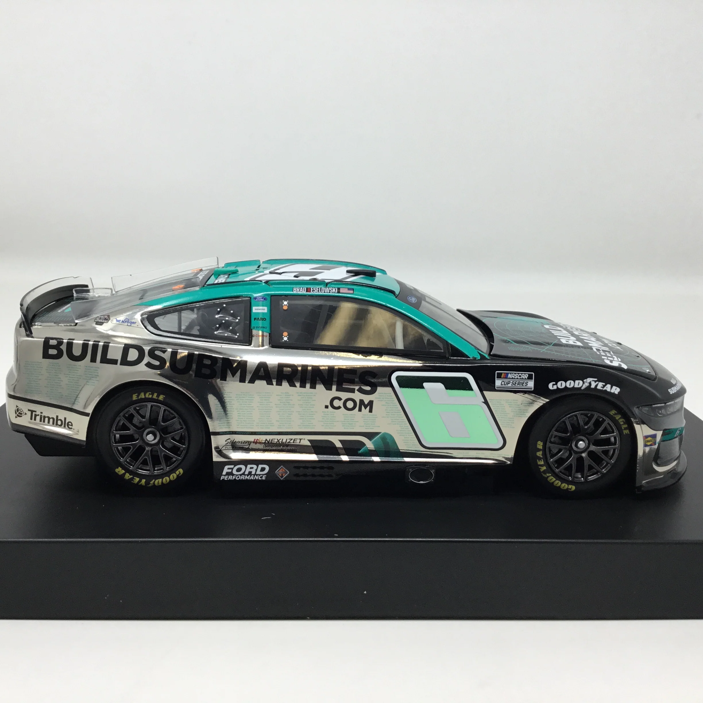 Brad Keselowski 2025 Buildsubmarines / Tribute to Veterans Color Chrome 1:24 Diecast - Image 4