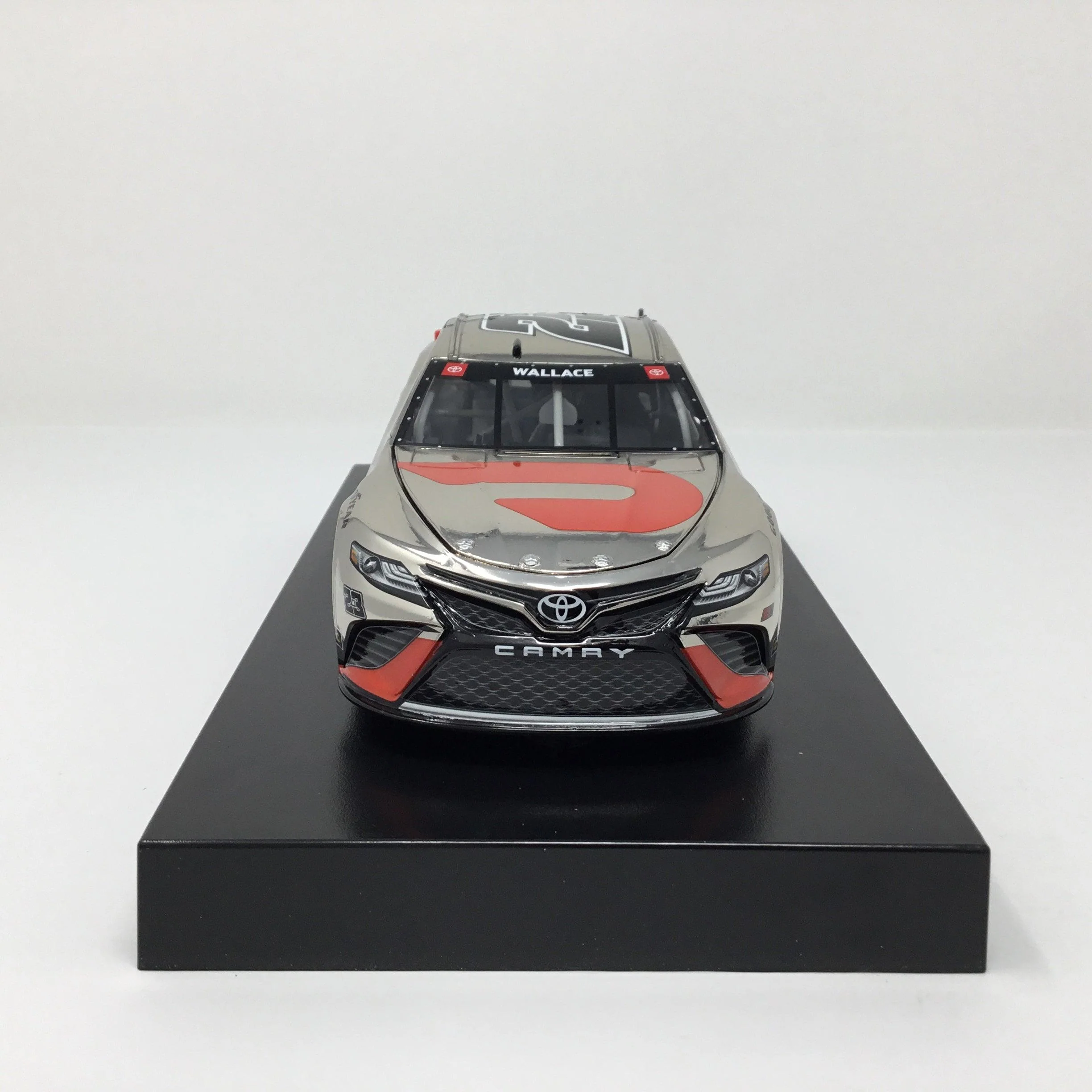 Bubba Wallace 2021 DoorDash White Color Chrome 1:24 Diecast - Image 3