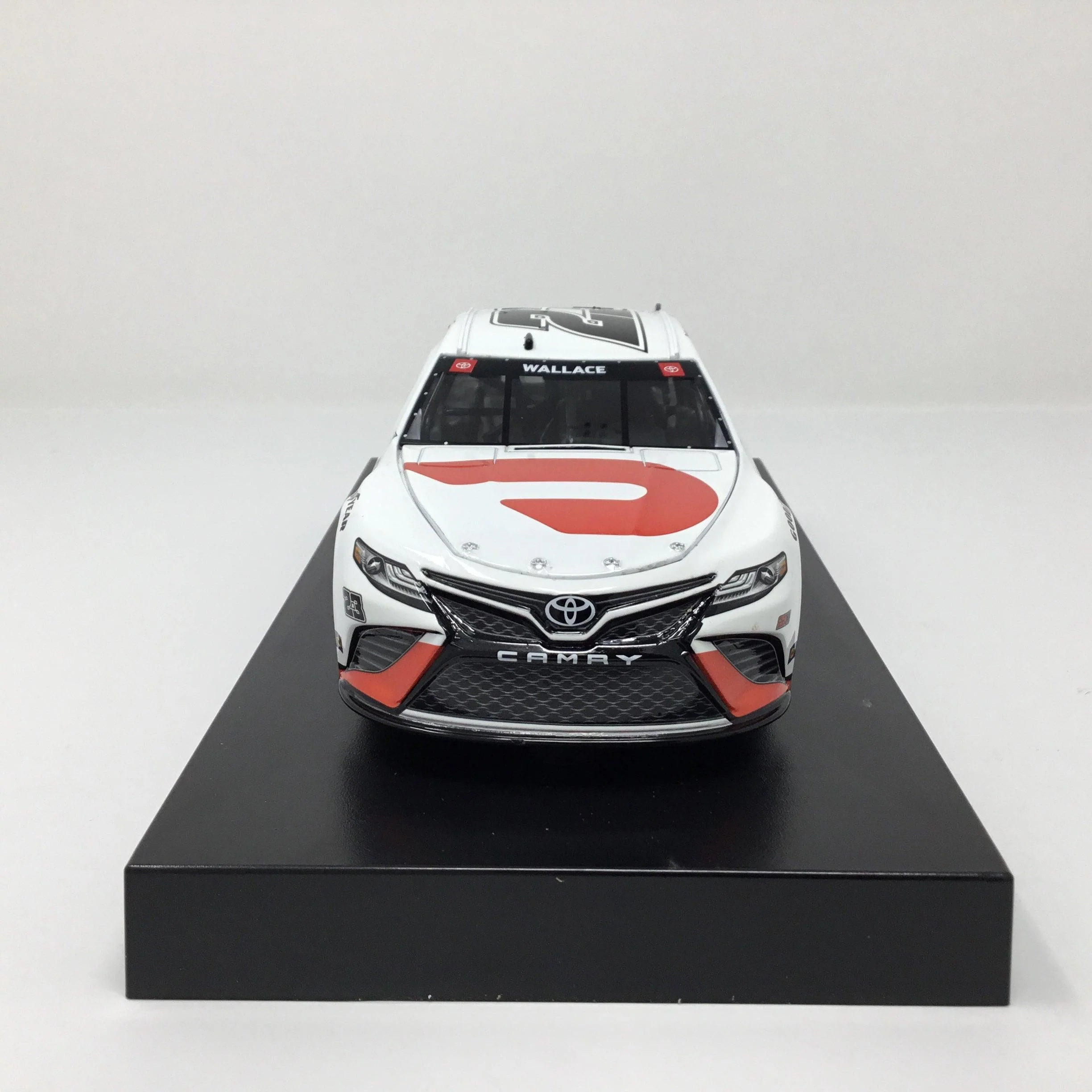 Bubba Wallace 2021 DoorDash White Elite 1:24 Diecast - Image 3