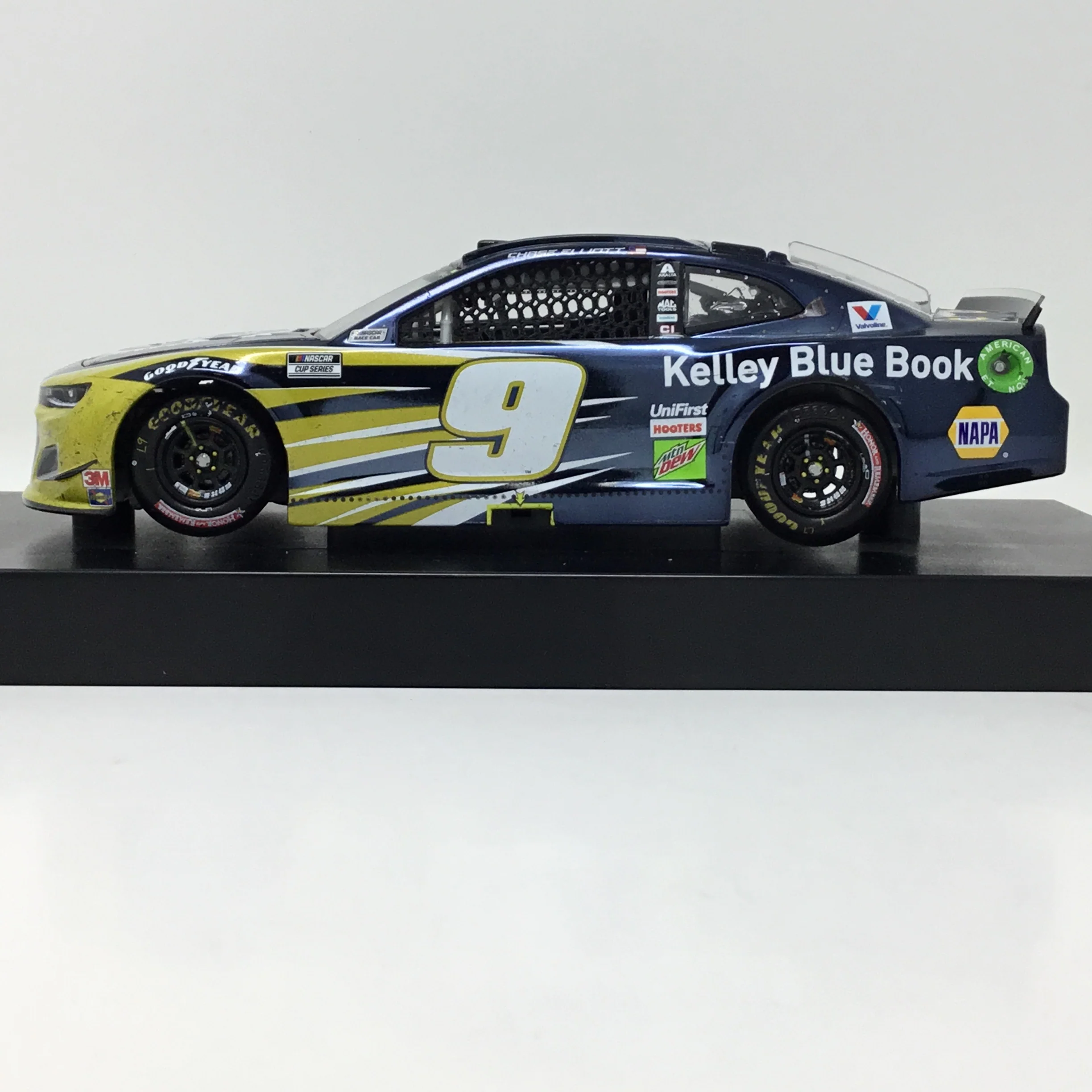 Chase Elliott 2020 Kelley Blue Book Charlotte Win 1:24 Color Chrome Diecast - Image 2