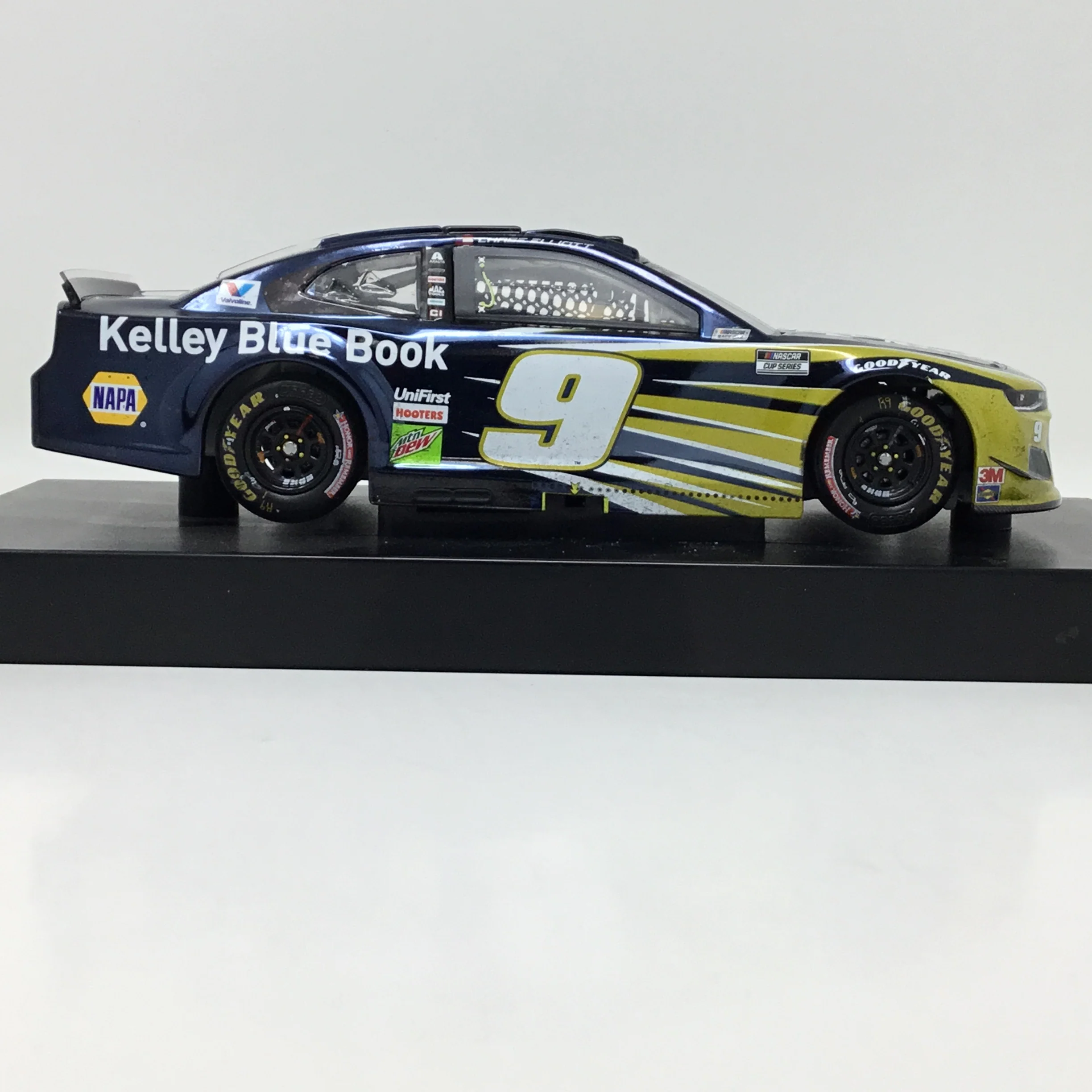 Chase Elliott 2020 Kelley Blue Book Charlotte Win 1:24 Color Chrome Diecast - Image 4