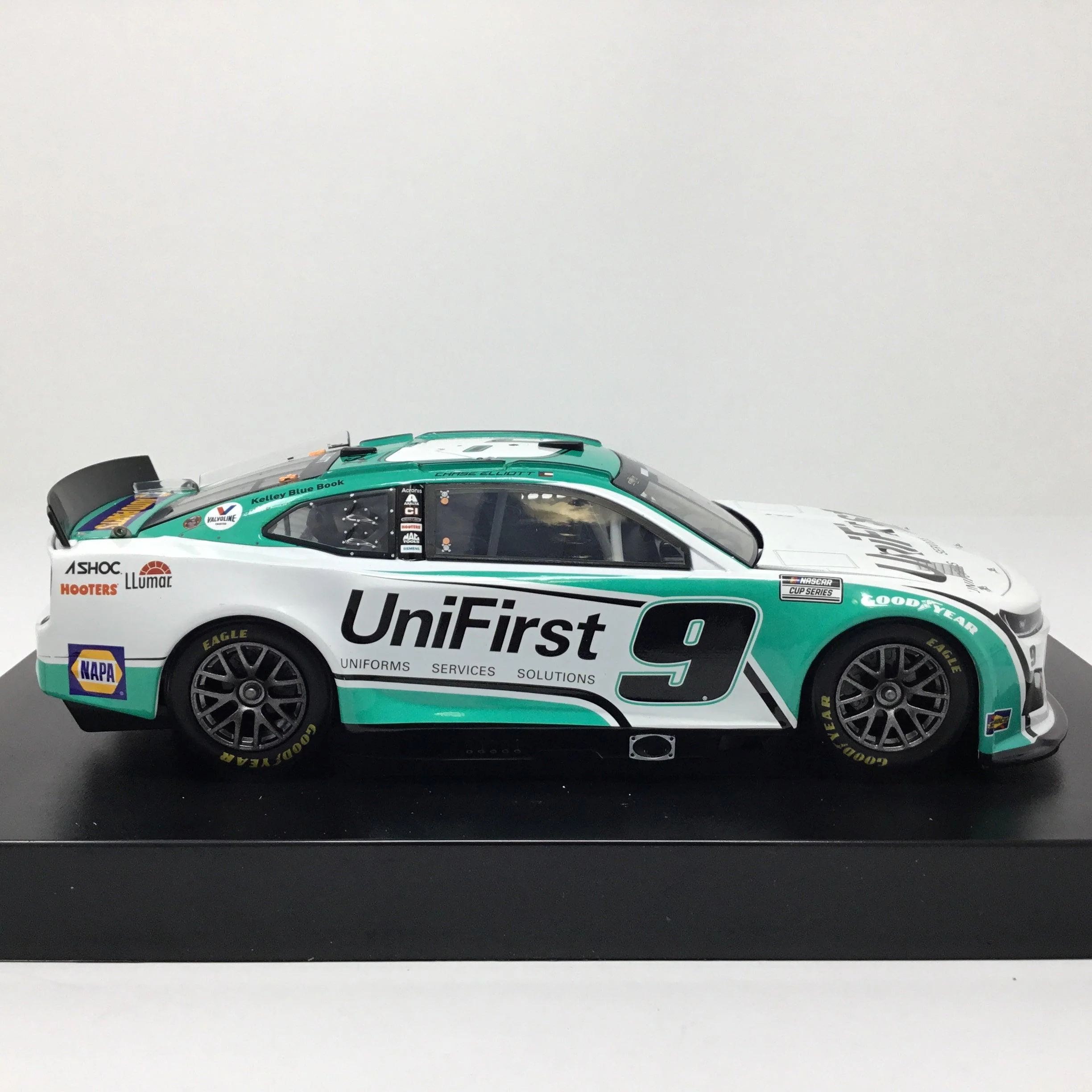 Chase Elliott 2022 Unifirst Elite 1:24 Diecast - Image 4