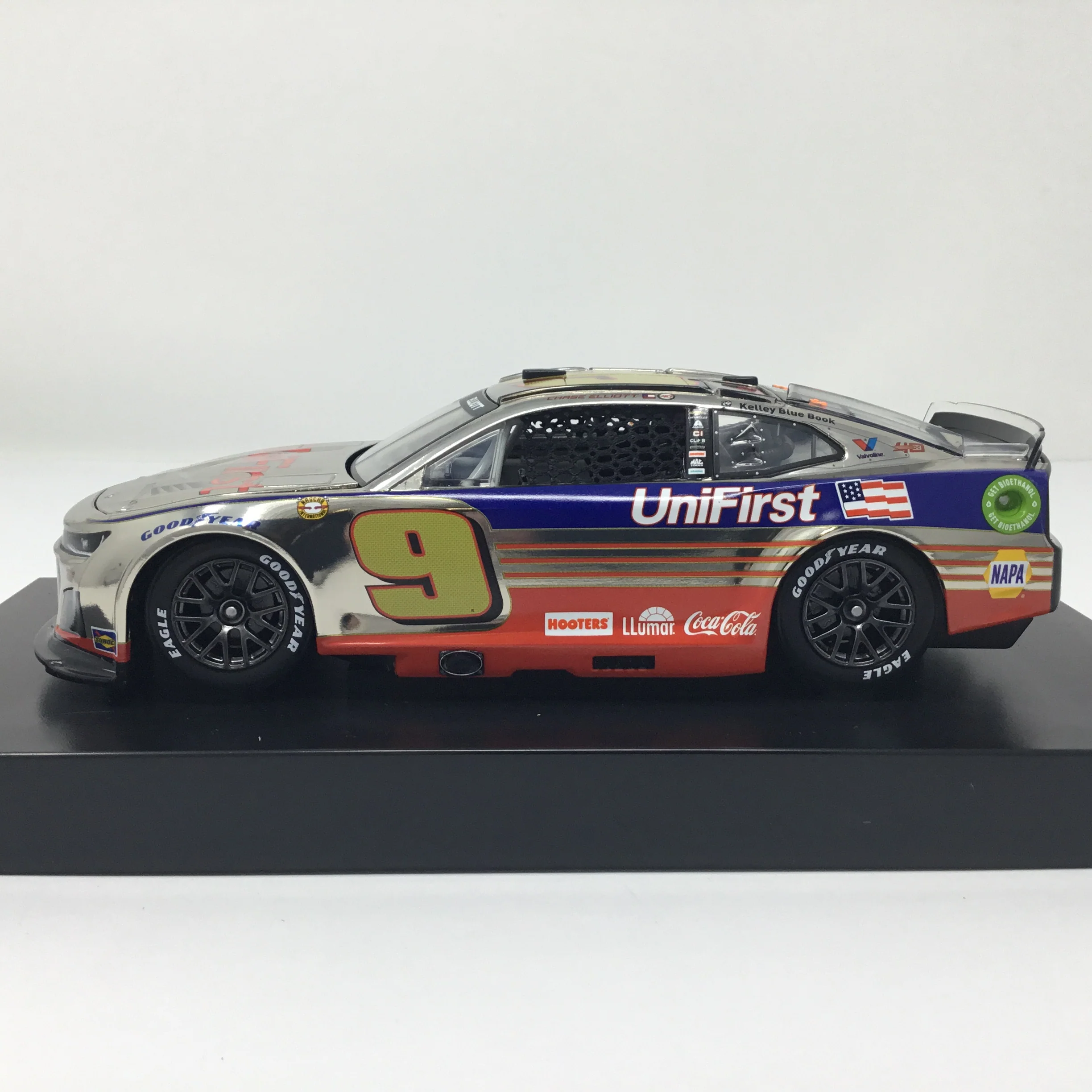 Chase Elliott 2024 Unifirst Darlington Throwback Color Chrome 1:24 Diecast - Image 2