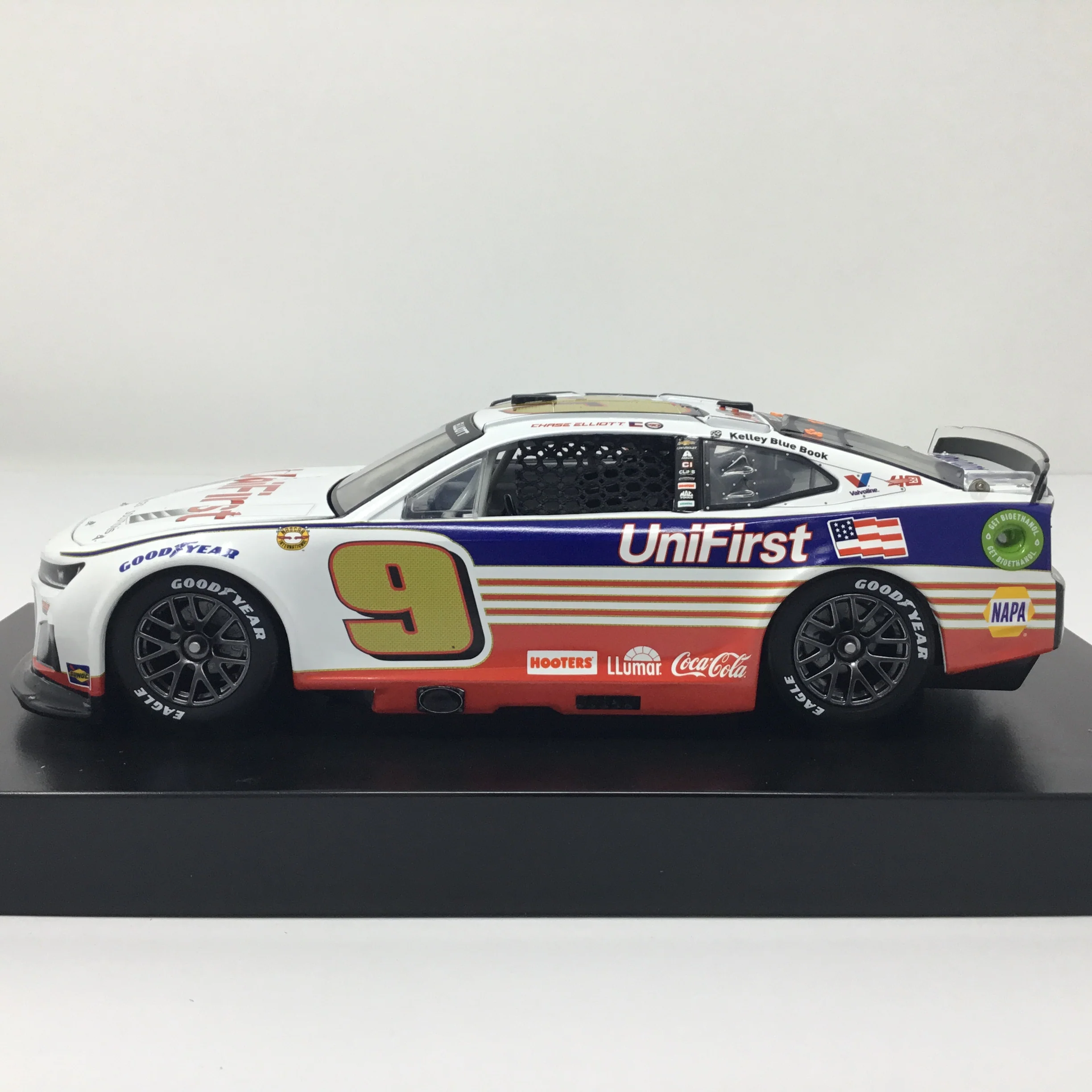 Chase Elliott 2024 Unifirst Darlington Throwback Elite 1:24 Diecast - Image 2