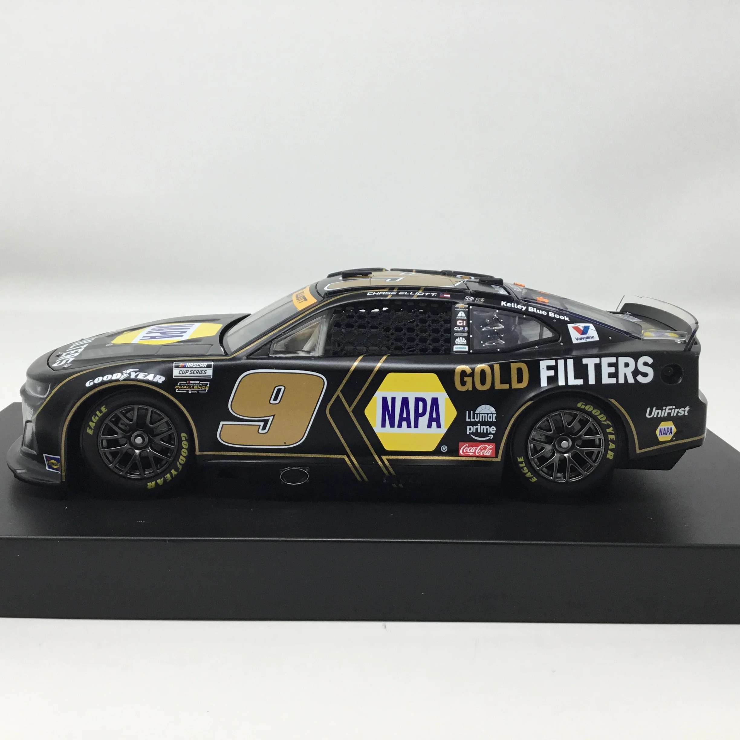 Chase Elliott 2025 NAPA Gold Filters 1:24 Diecast - Image 2