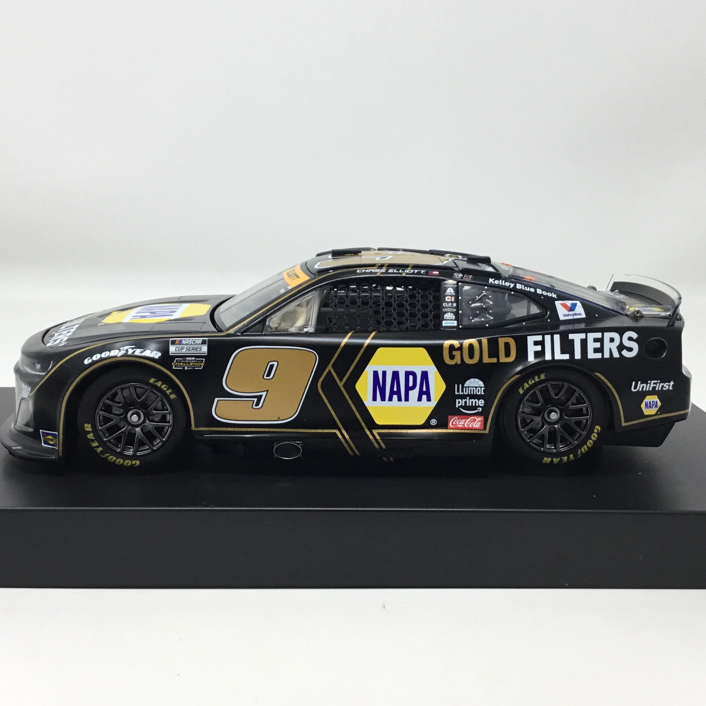 Chase Elliott 2025 NAPA Gold Filters Elite 1:24 Diecast - Image 2