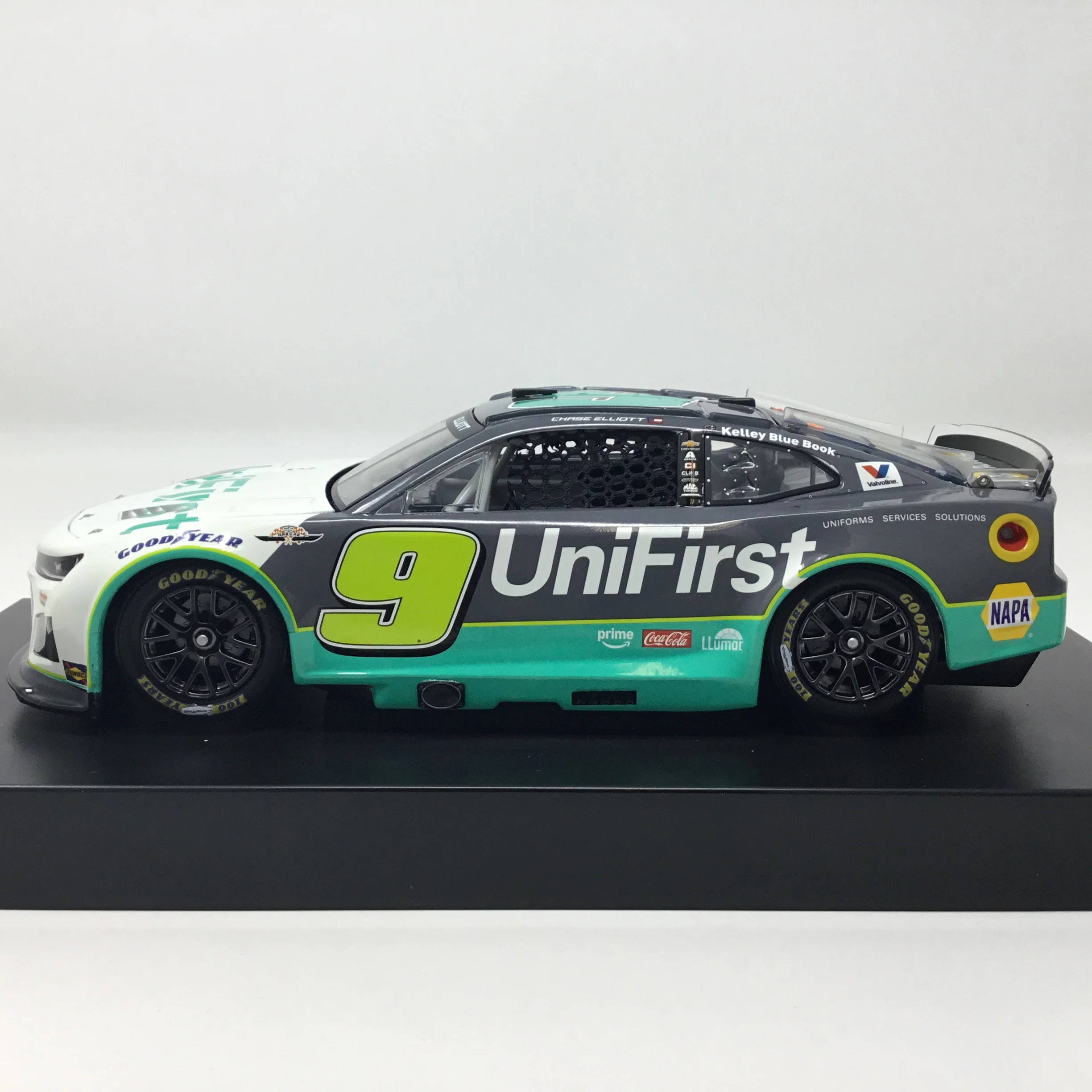 Chase Elliott 2025 Unifirst Throwback Elite 1:24 Diecast - Image 2