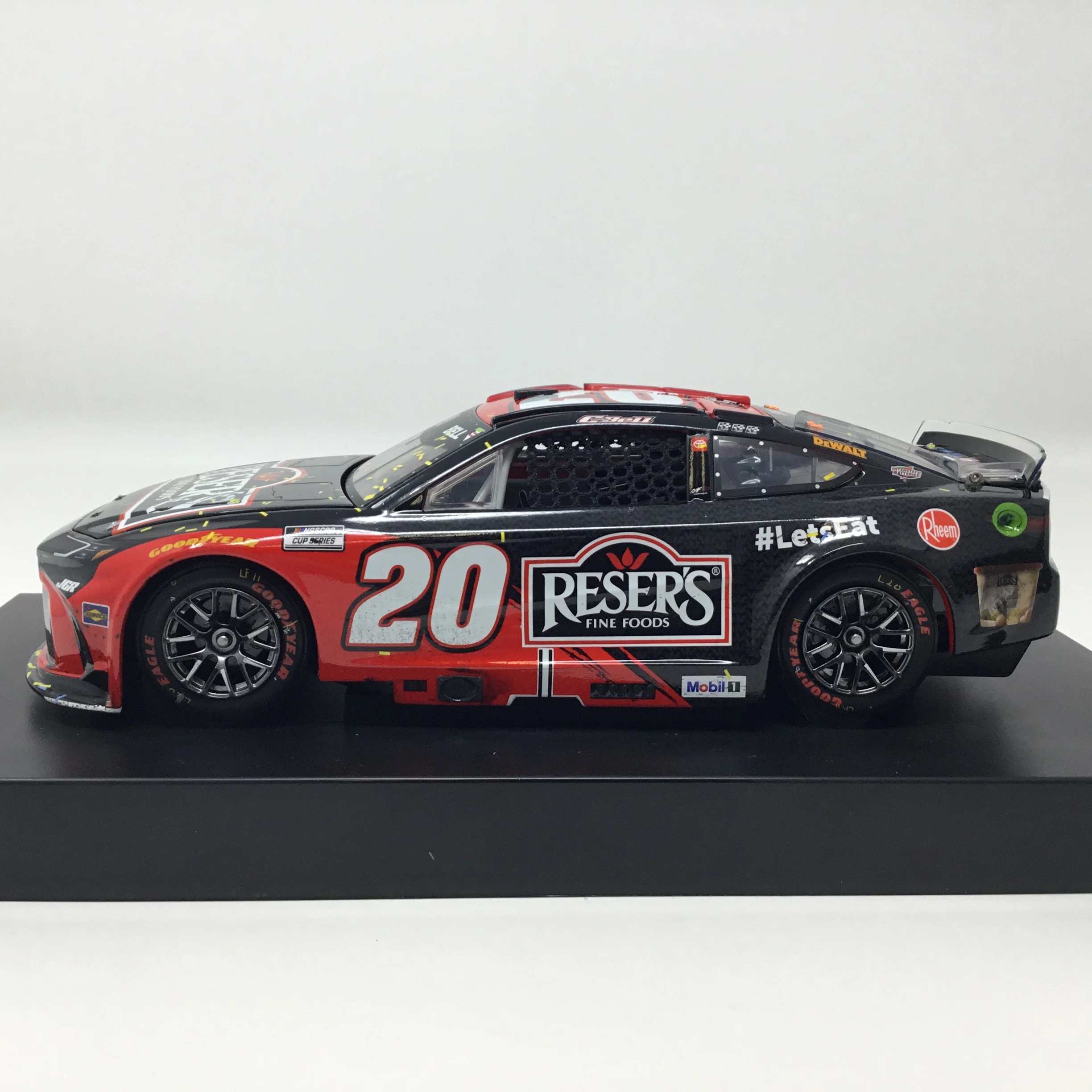 Christopher Bell 2025 Reser's Phoenix Race Win Elite 1:24 Diecast - Image 2