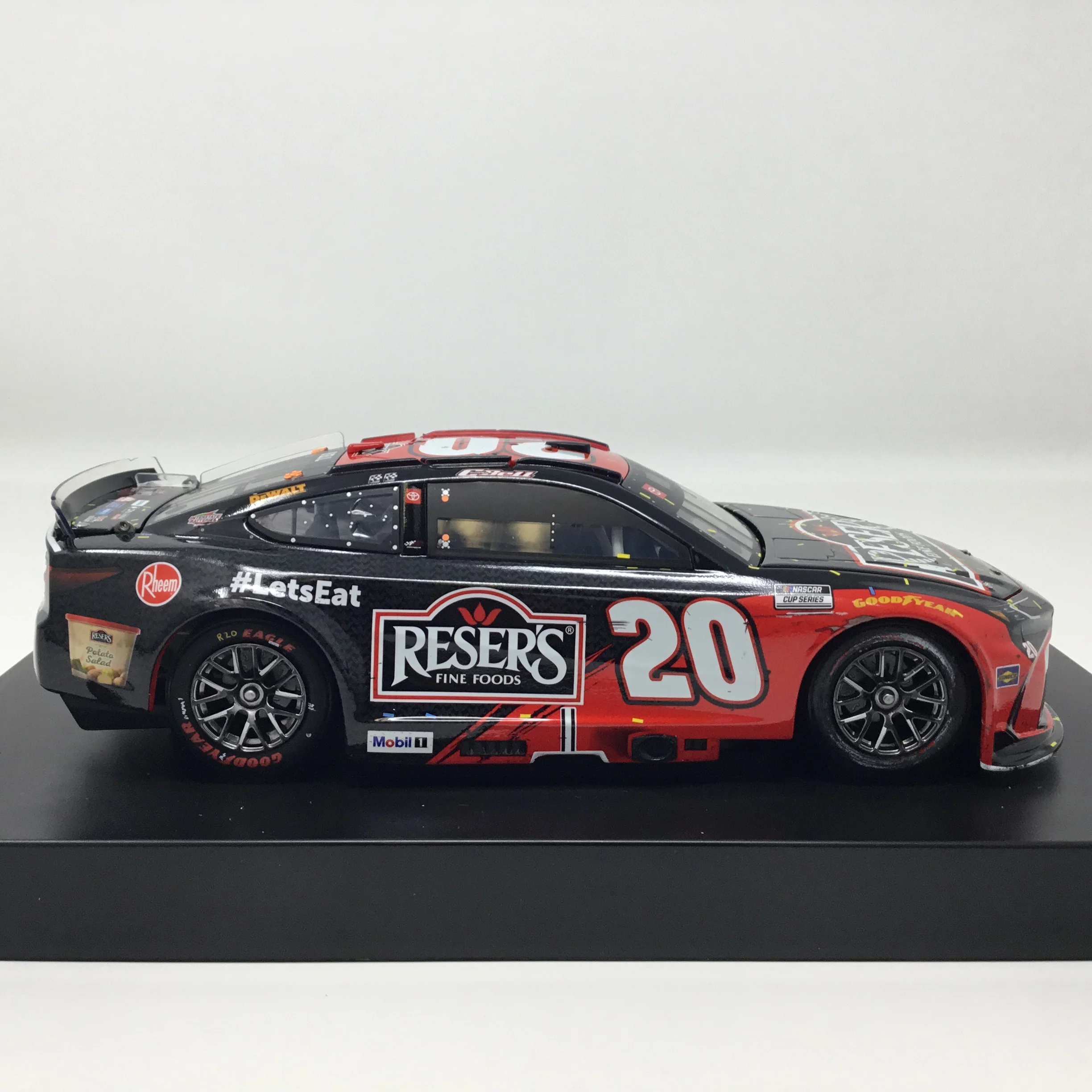 Christopher Bell 2025 Reser's Phoenix Race Win Elite 1:24 Diecast - Image 4