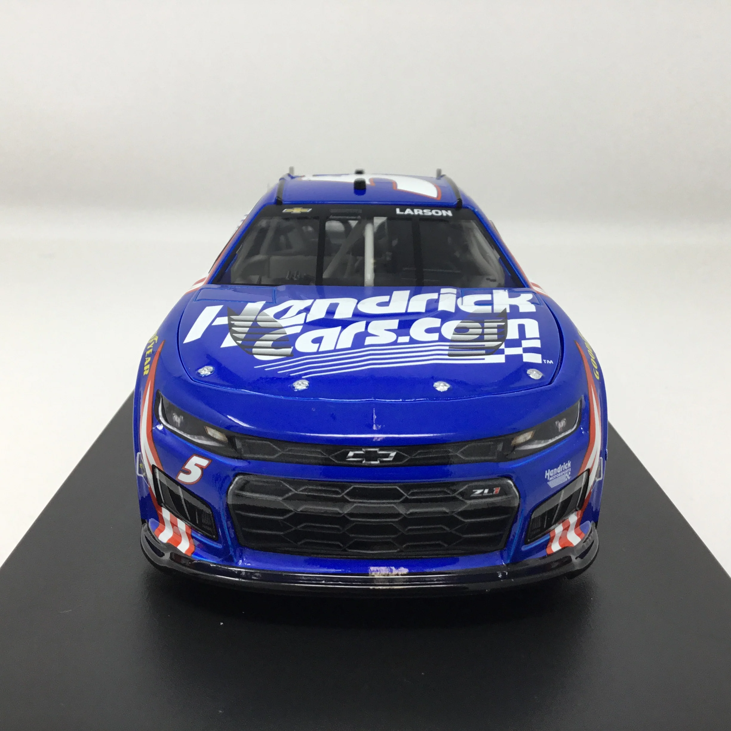 Kyle Larson 2026 Hendrickcars.com 1:24 Diecast - Image 3