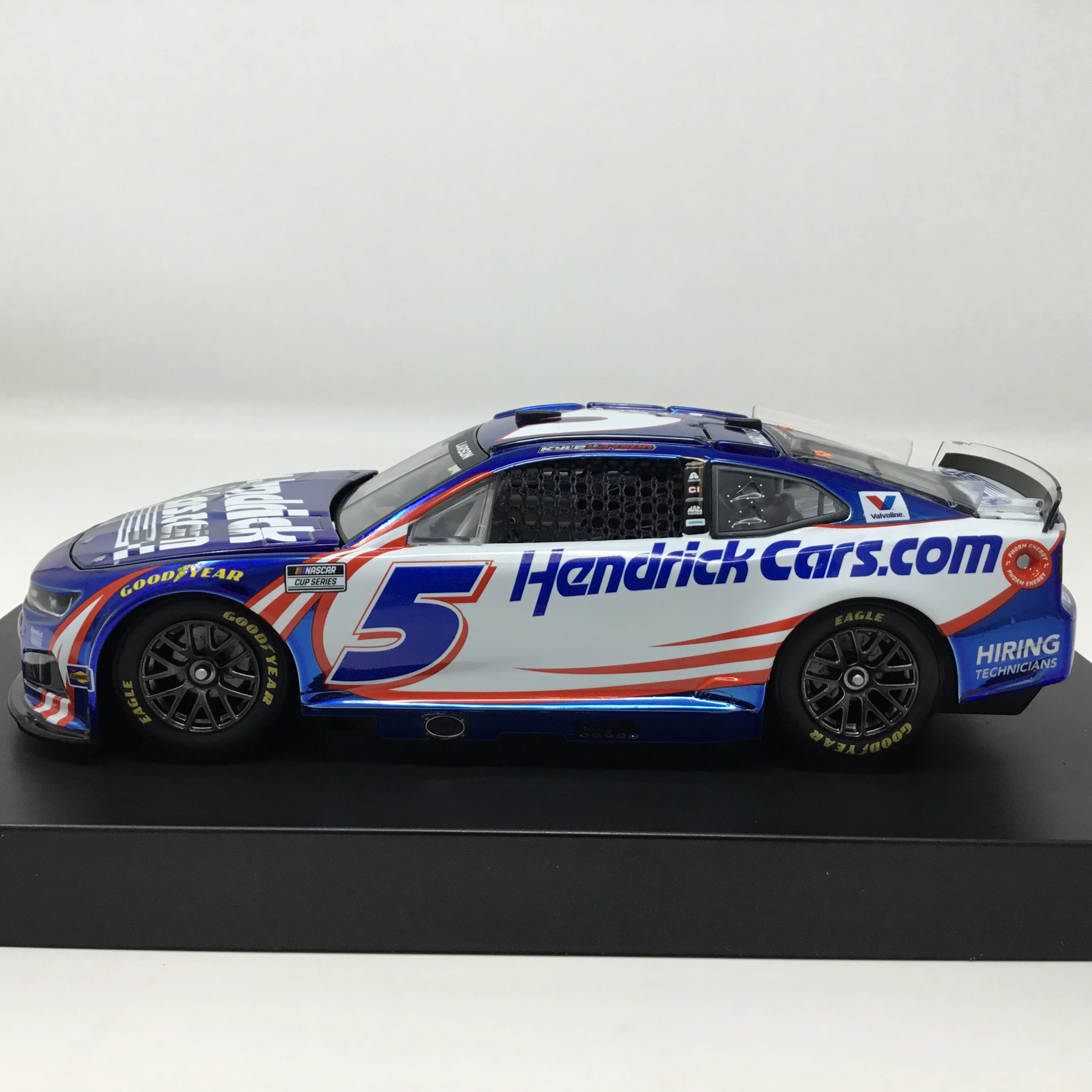 Kyle Larson 2026 Hendrickcars.com Color Chrome 1:24 Diecast - Image 2