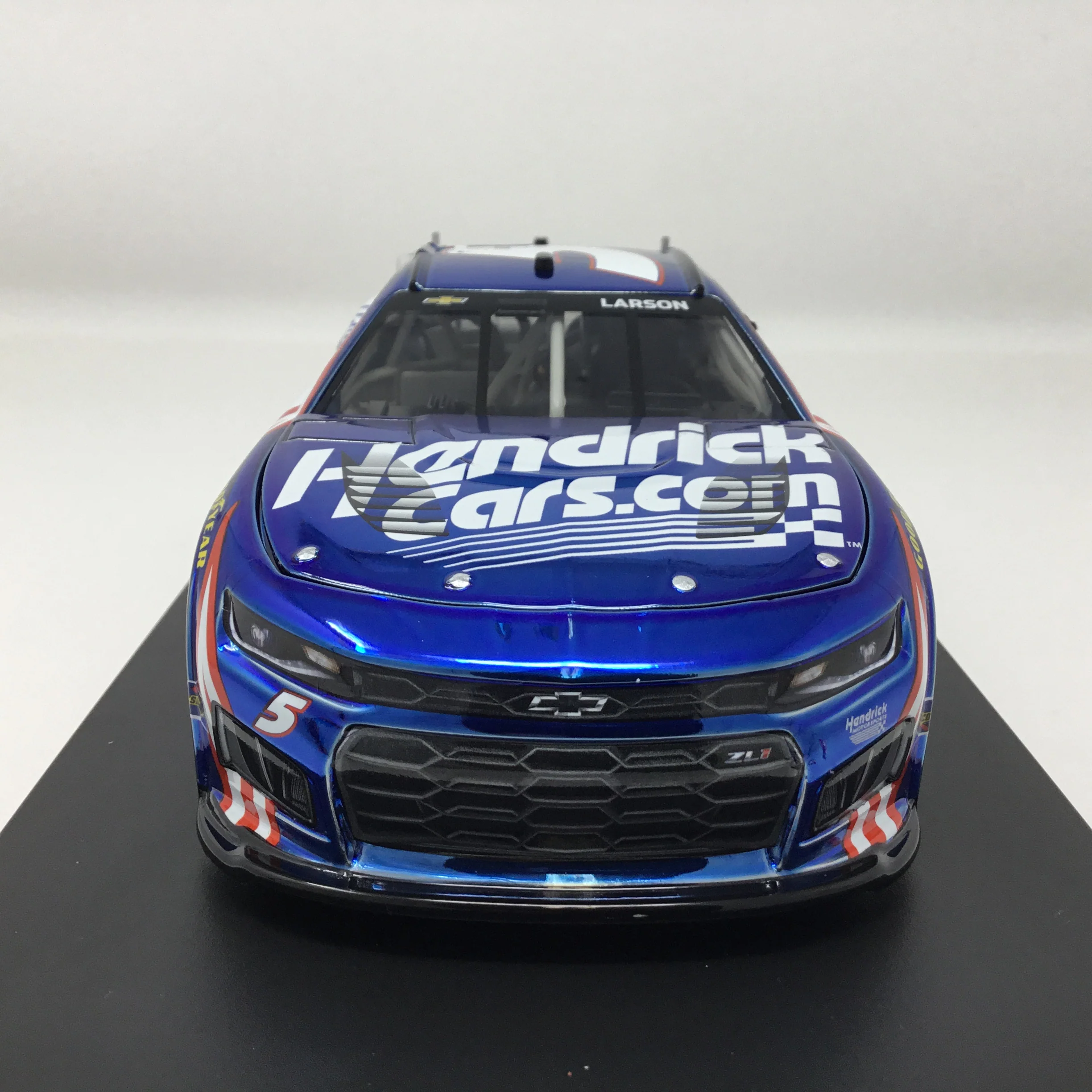Kyle Larson 2026 Hendrickcars.com Color Chrome 1:24 Diecast - Image 3