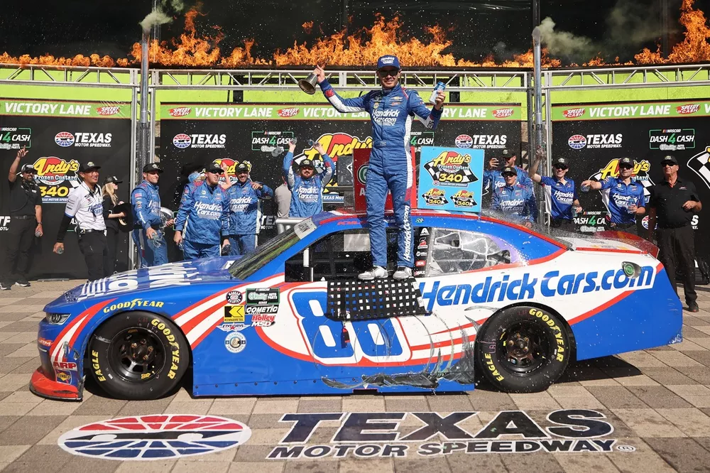 Kyle Larson 2026 Hendrickcars.com Texas Race Win 1:64 Diecast *PREORDER* - Image 2