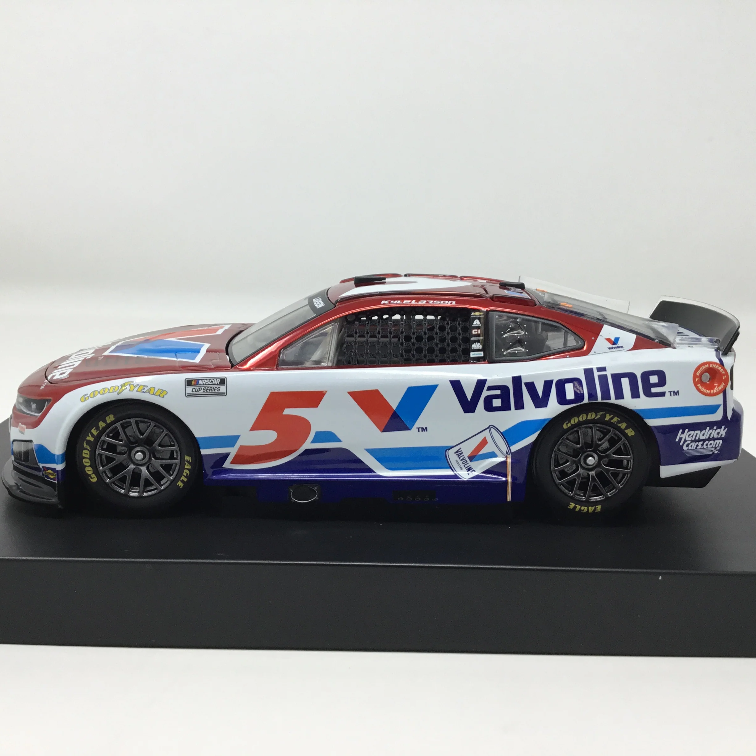 Kyle Larson 2026 Valvoline Color Chrome 1:24 Diecast - Image 2