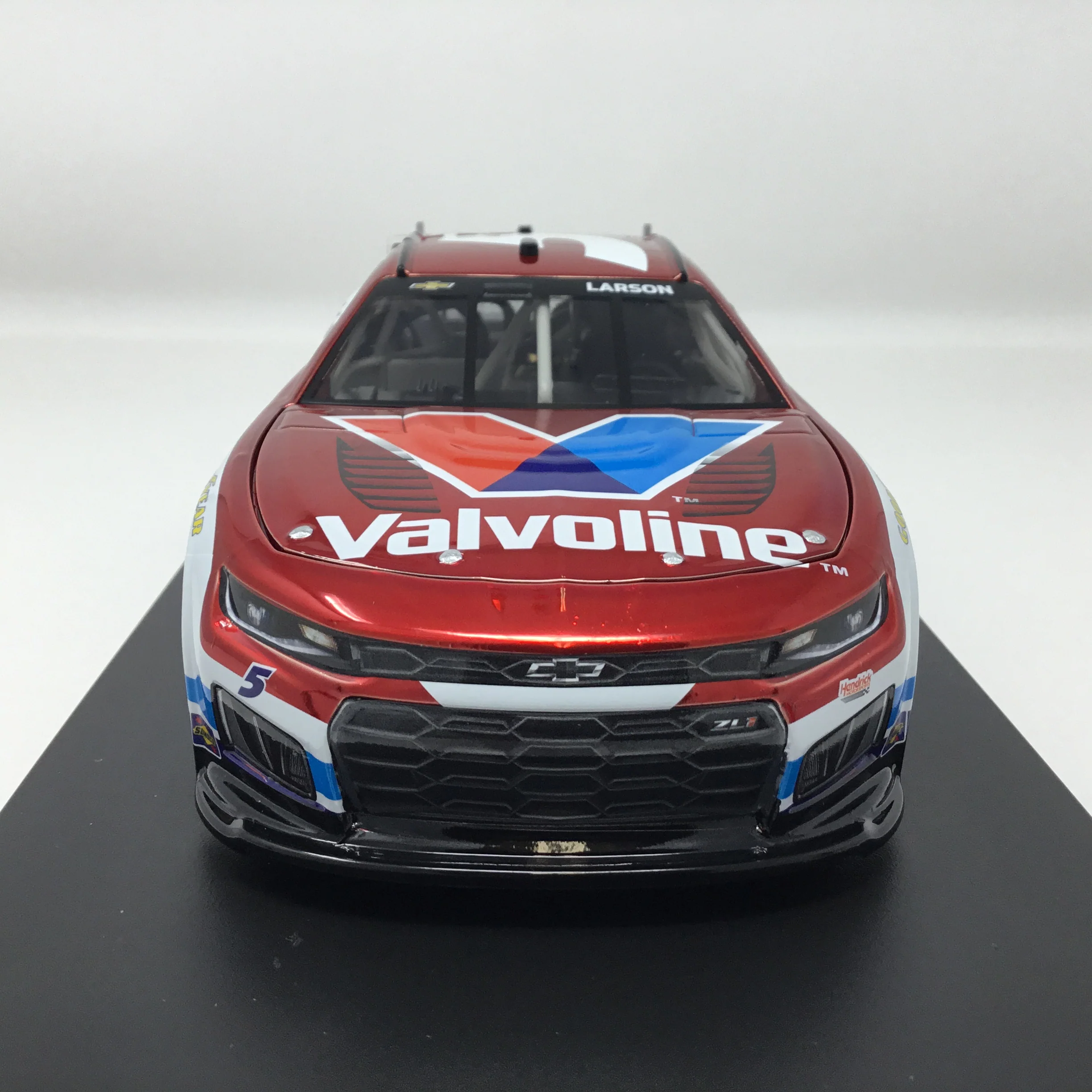 Kyle Larson 2026 Valvoline Color Chrome 1:24 Diecast - Image 3