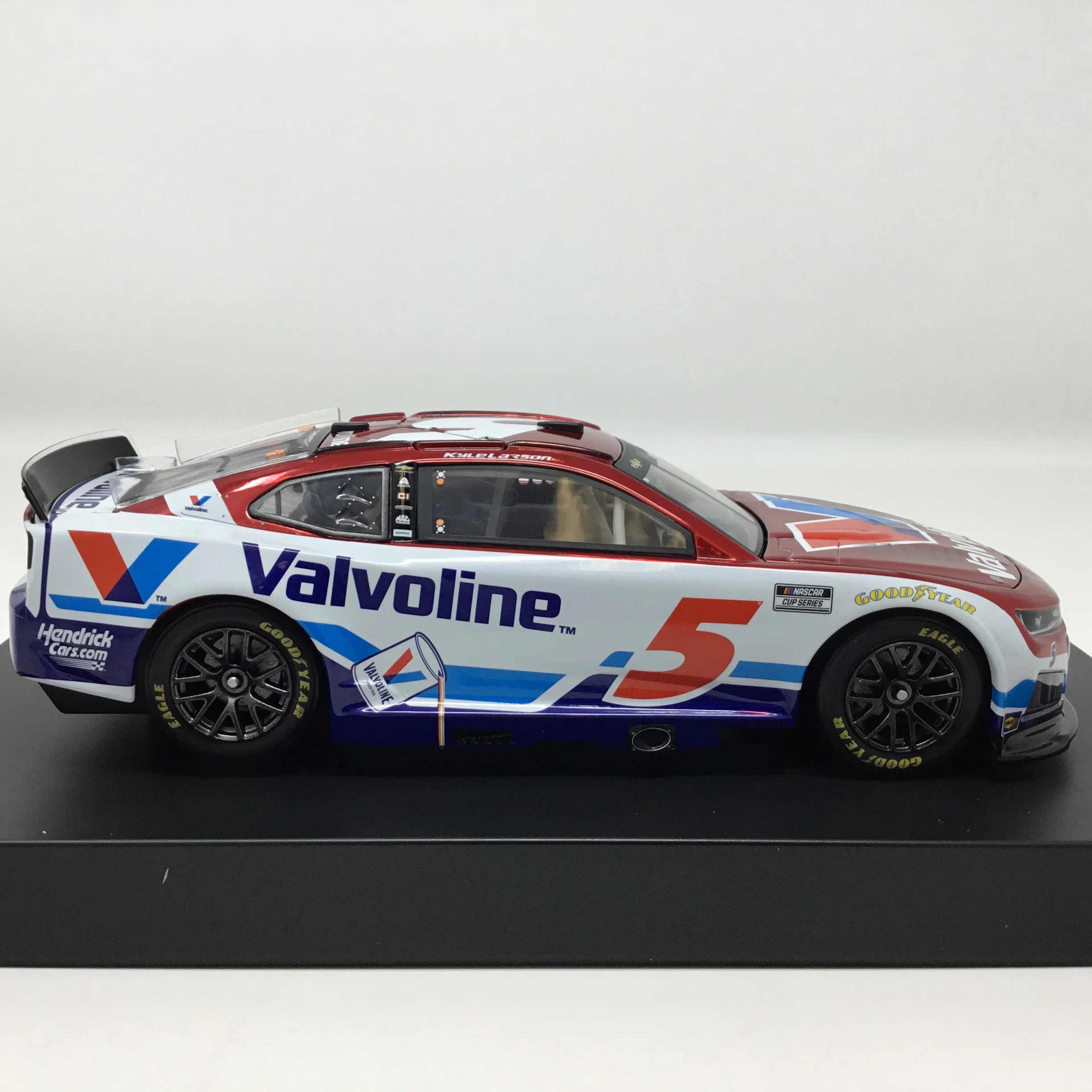 Kyle Larson 2026 Valvoline Color Chrome 1:24 Diecast - Image 4