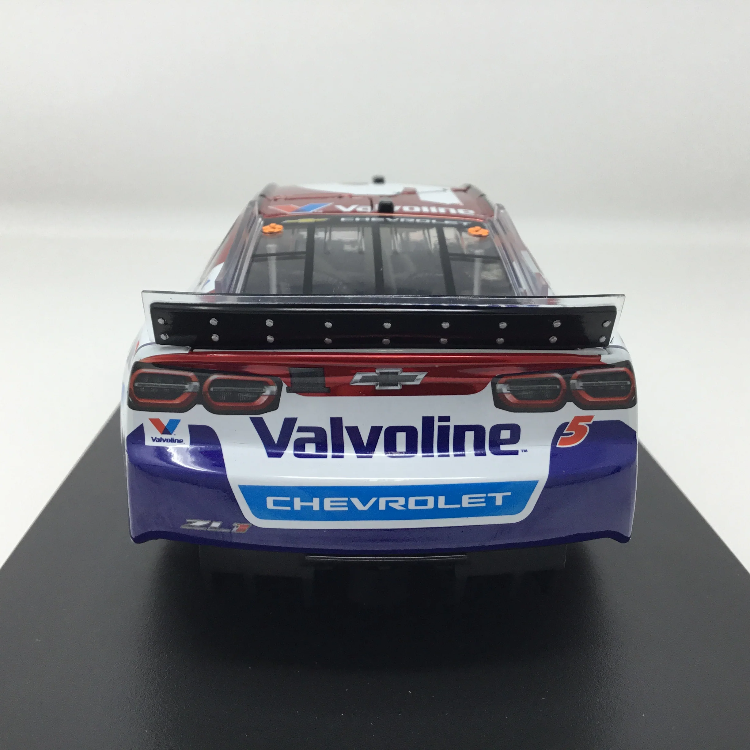 Kyle Larson 2026 Valvoline Color Chrome 1:24 Diecast - Image 5