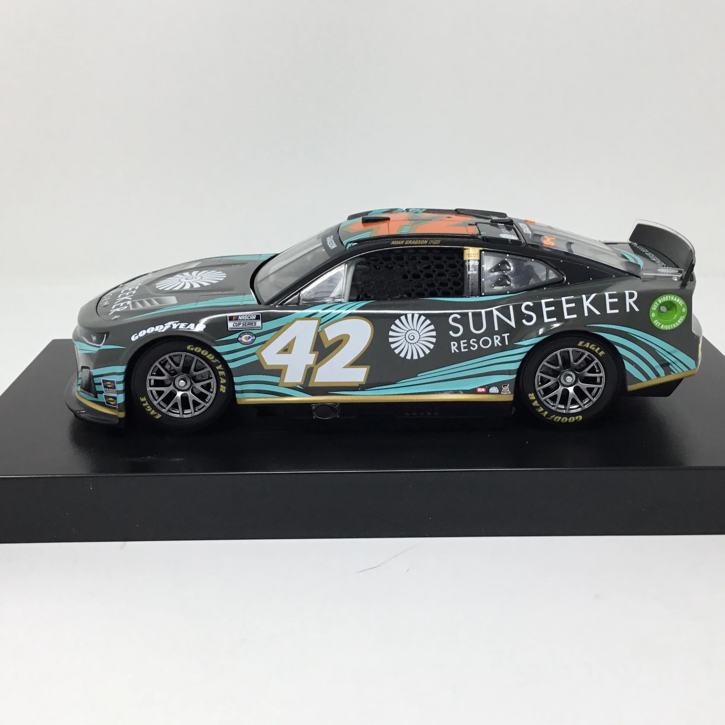 Noah Gragson 2023 Sunseeker Resort 1:24 Diecast - Image 2