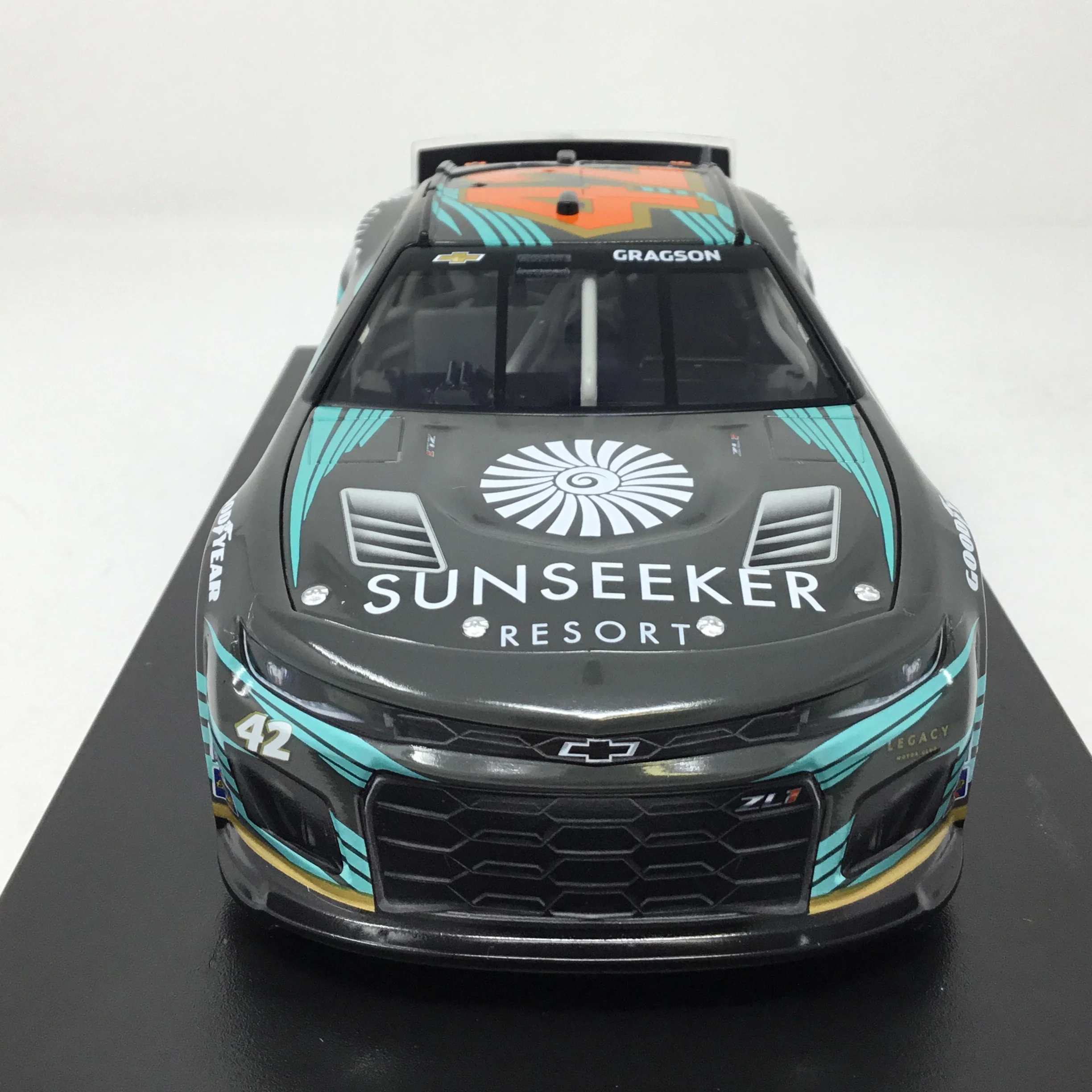 Noah Gragson 2023 Sunseeker Resort 1:24 Diecast - Image 3