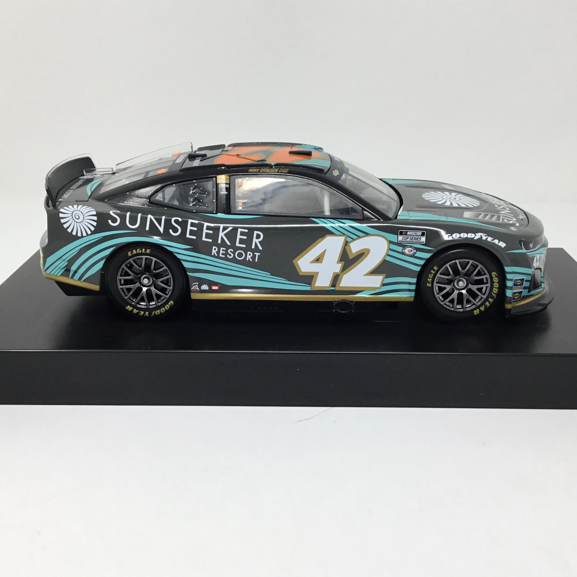 Noah Gragson 2023 Sunseeker Resort 1:24 Diecast - Image 4