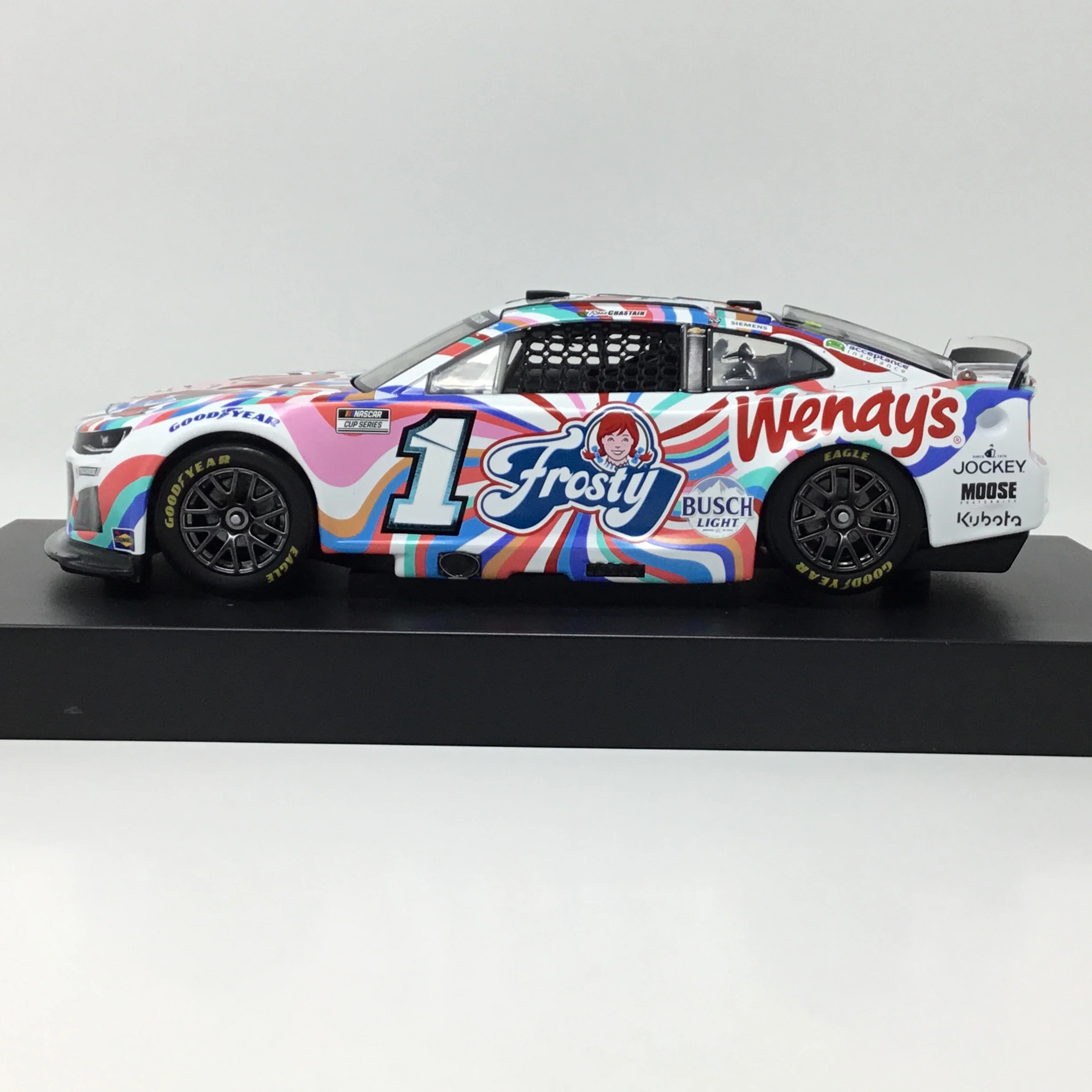 Ross Chastain 2025 Wendy's Frosty Elite 1:24 Diecast - Image 2