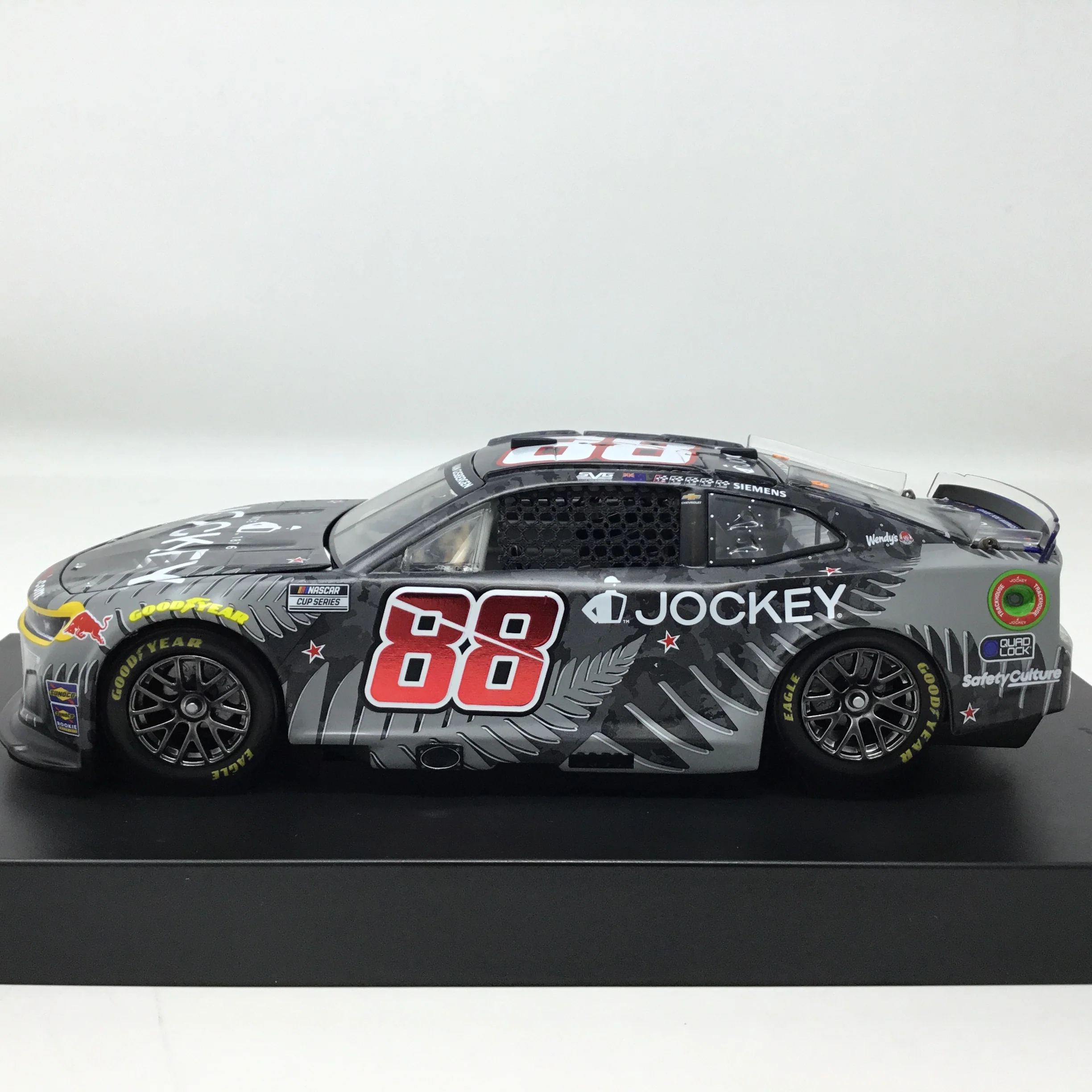 Shane Van Gisbergen 2025 Jockey New Zealand Foil Number Elite 1:24 Diecast - Image 2