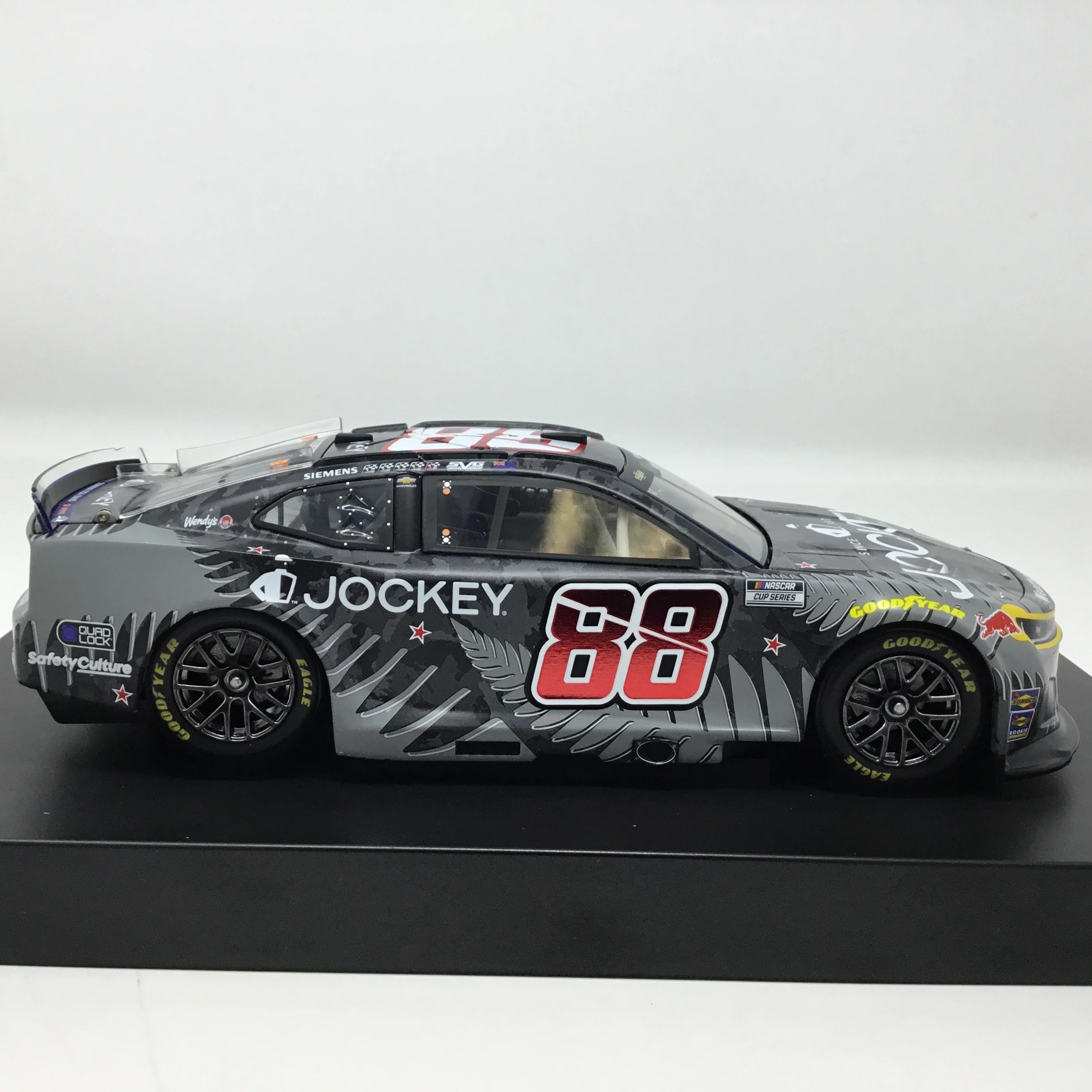 Shane Van Gisbergen 2025 Jockey New Zealand Foil Number Elite 1:24 Diecast - Image 4