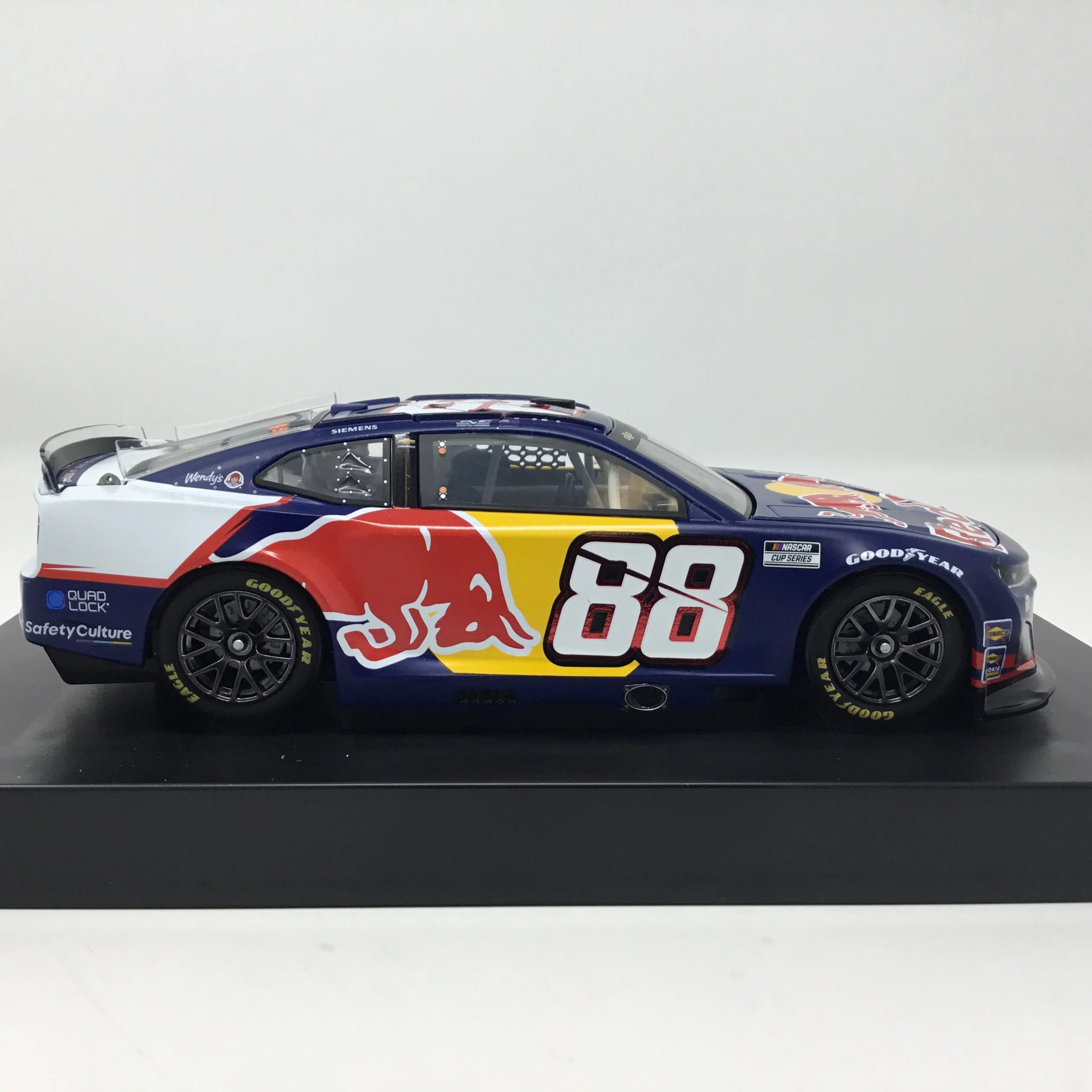 Shane Van Gisbergen 2025 Red Bull 1:24 Elite Diecast - Image 4