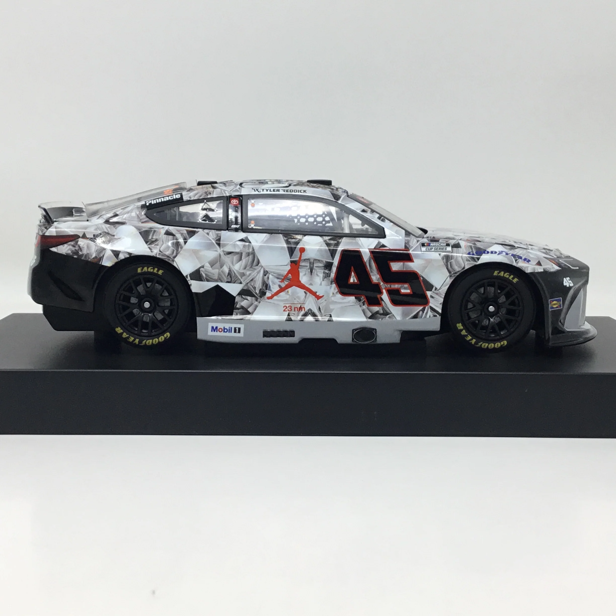 Tyler Reddick 2025 Jordan Brand Crystal 1:24 Diecast - Image 4