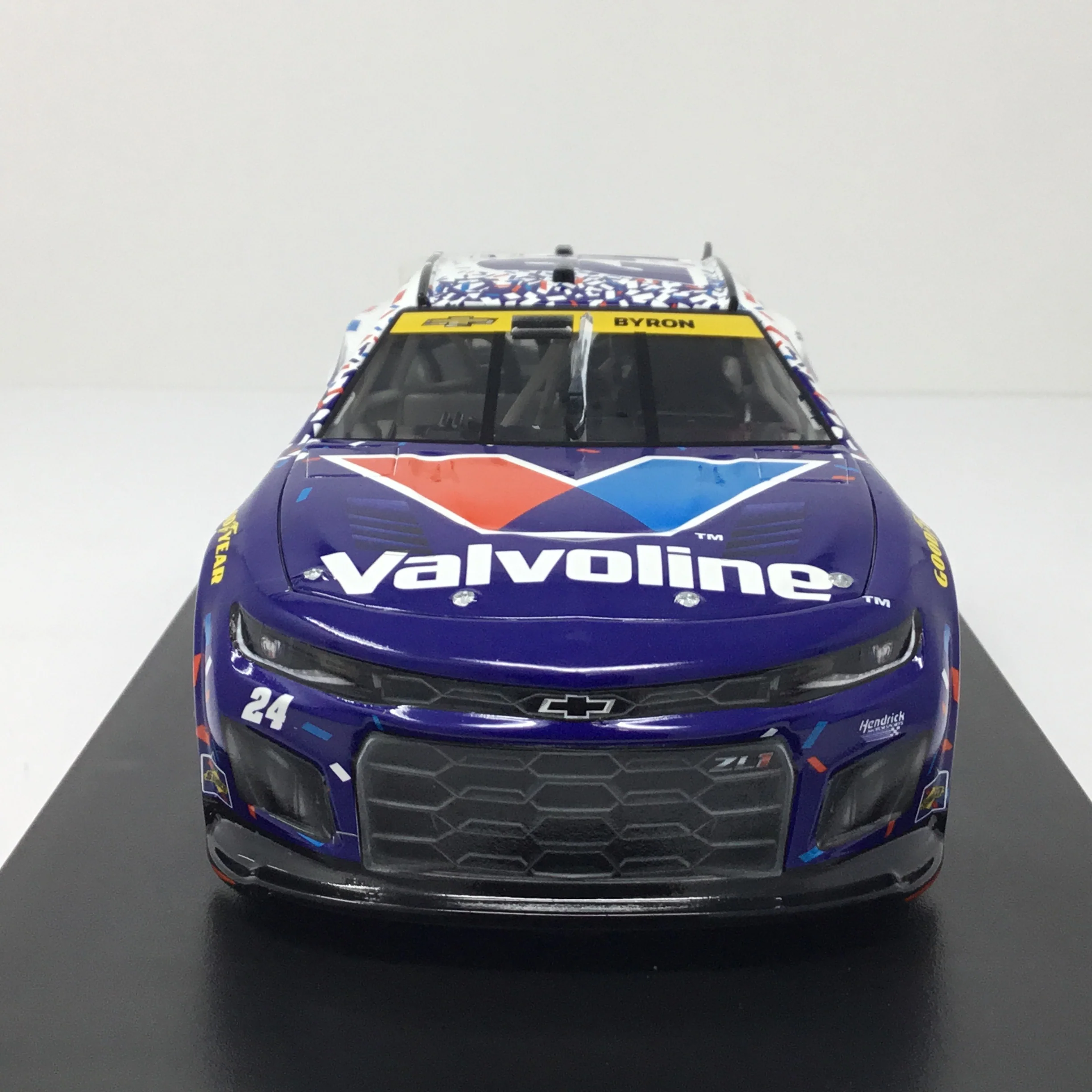William Byron 2024 Valvoline Roval Special 1:24 Elite Diecast - Image 3