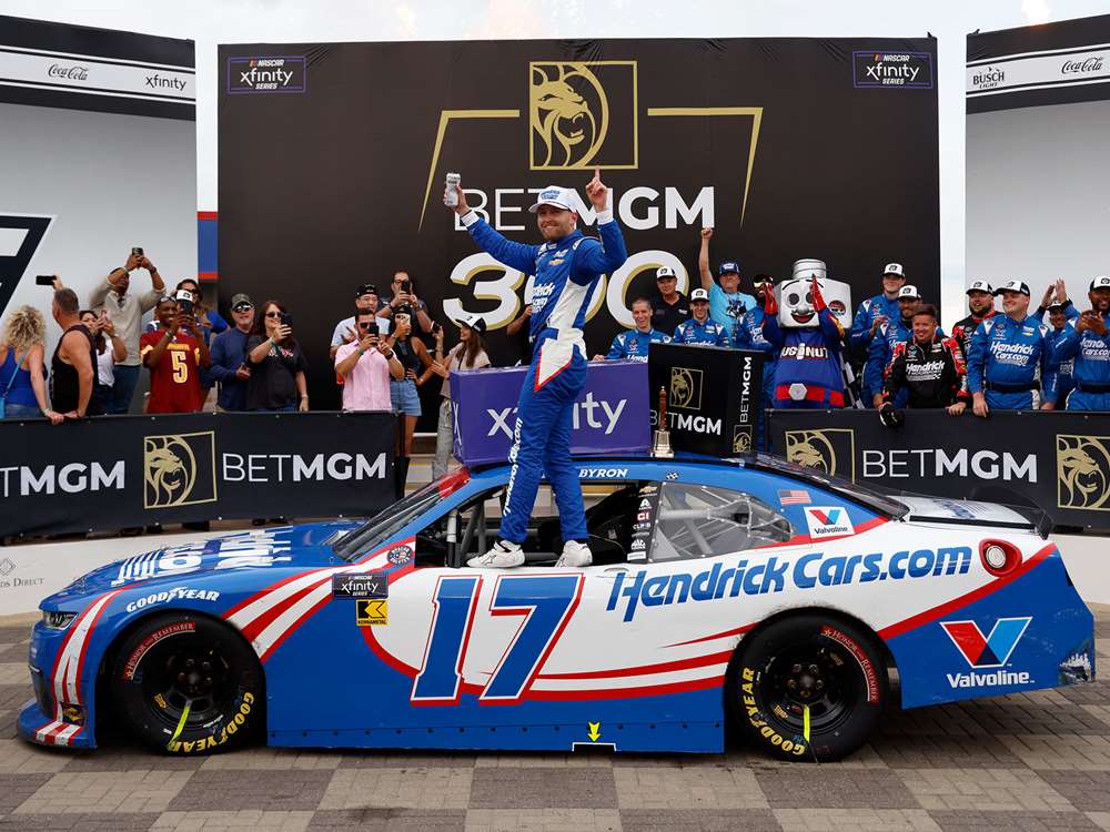 William Byron 2025 Hendrickcars.com Charlotte Race Win 1:64 Diecast - Image 4